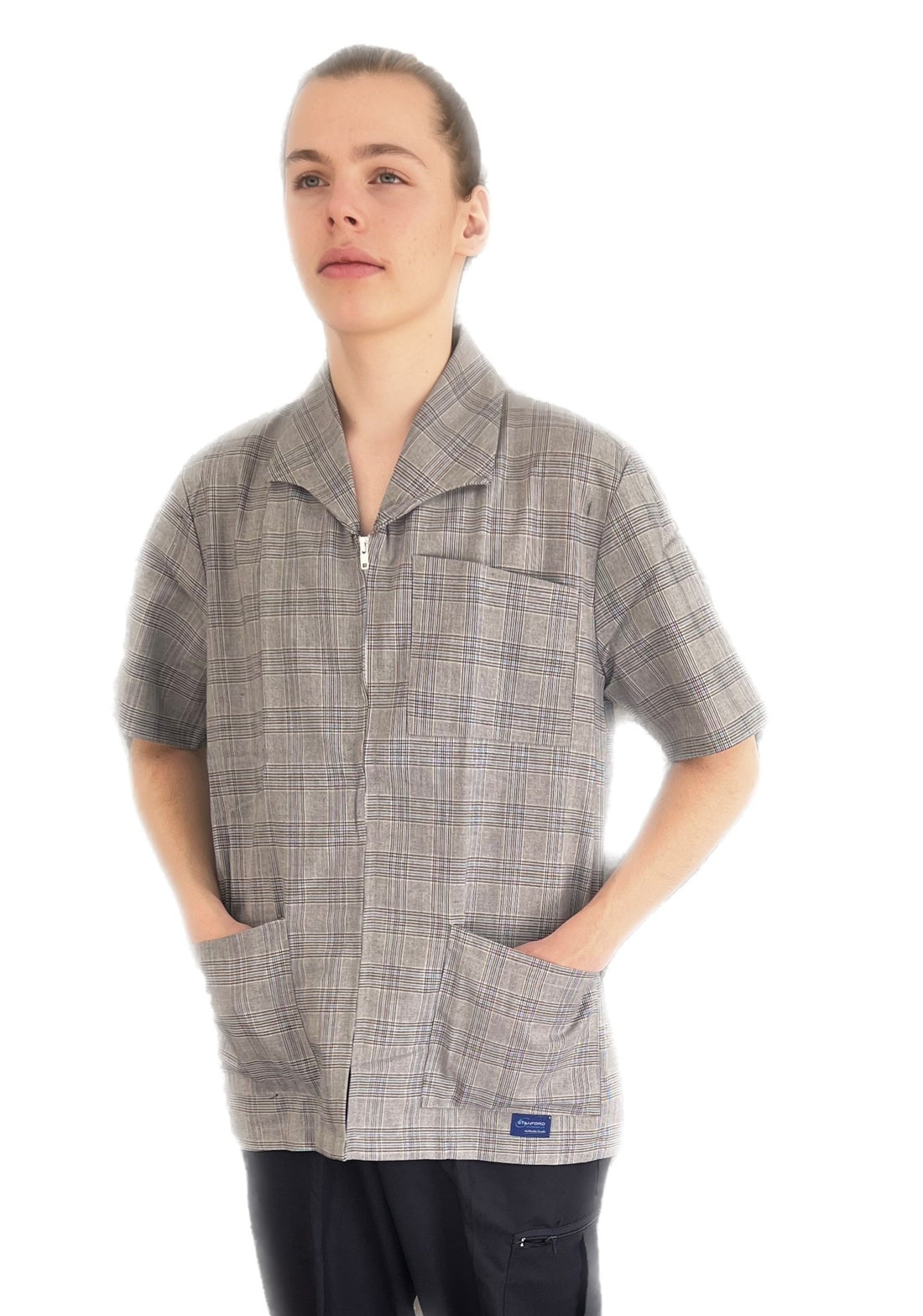 Filipina para caballero con DISEÑO CLÁSICO  y elegante, así es nuestra filipina Uniformes Stanford con cierre para hombre. Es de corte recto para no restringir al cuerpo y permitir el movimiento sin descuidar a la apariencia. Cuenta con tres bolsas al frente para tu máxima comodidad .