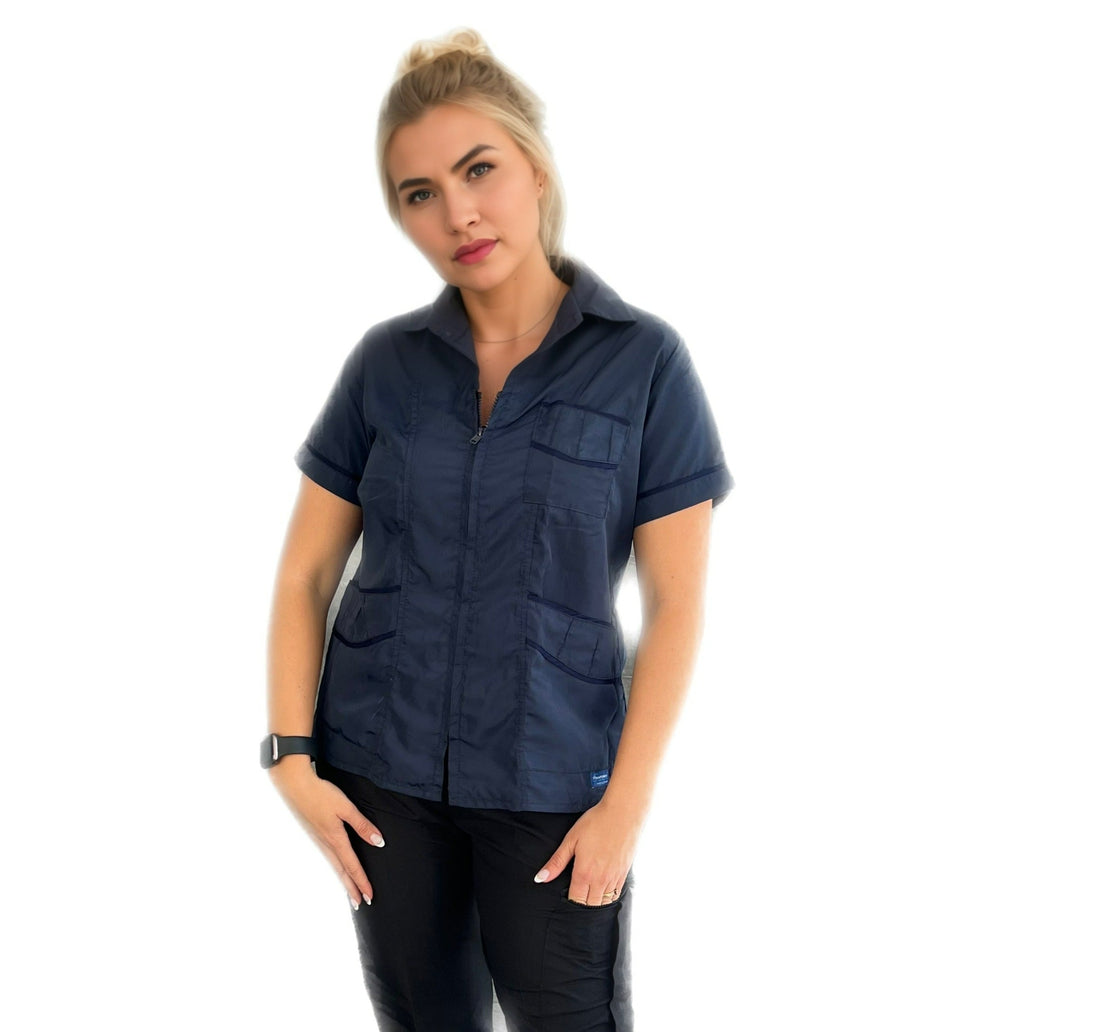 Uniformes para personal Doméstico Uniformes Stanford, Filipina para Dama con Cierre es simple y elegante. Modelo 80 de Mujer Manga Corta con Cierre. Tenemos disponible muchos estilos de pantalón que hacen juego con esta filipina. Cual diseño es práctico y versátil, perfecta para trabajar, espalda en dos partes y el corte princesa