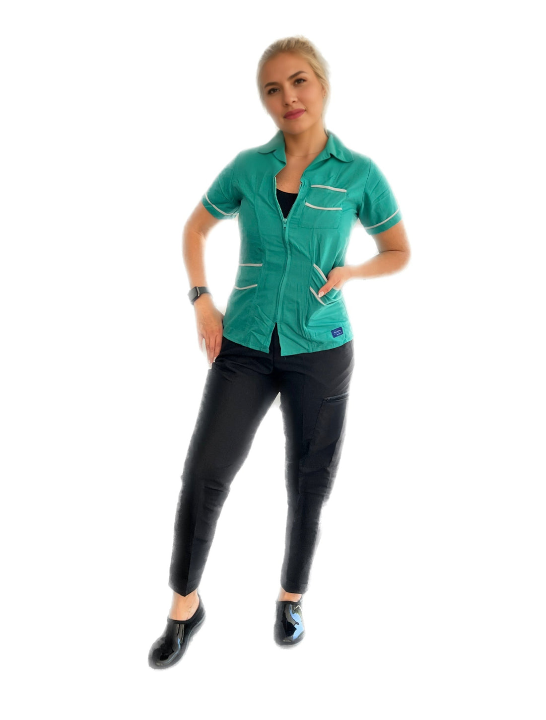 Uniformes para personal Doméstico Uniformes Stanford, Filipina para Dama con Cierre es simple y elegante. Modelo 80 de Mujer Manga Corta con Cierre. Tenemos disponible muchos estilos de pantalón que hacen juego con esta filipina. Cual diseño es práctico y versátil, perfecta para trabajar, espalda en dos partes y el corte princesa